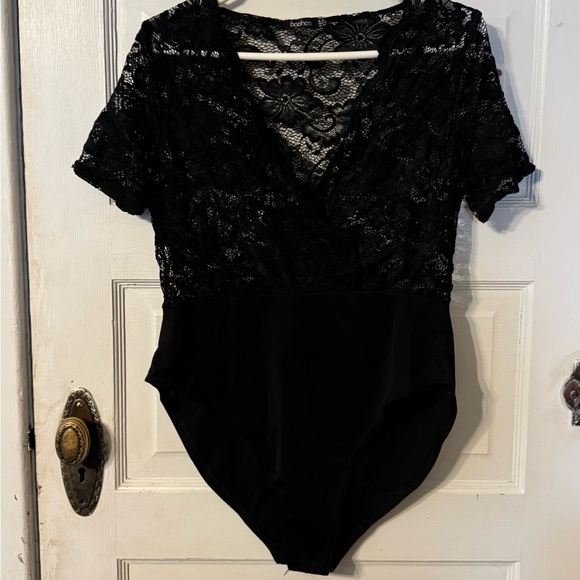 BRAND NEW BOOHOO SHORT SLEEVE LACE BODYSUIT WOMENS SIZE 12 💜 - Picture 2 of 3